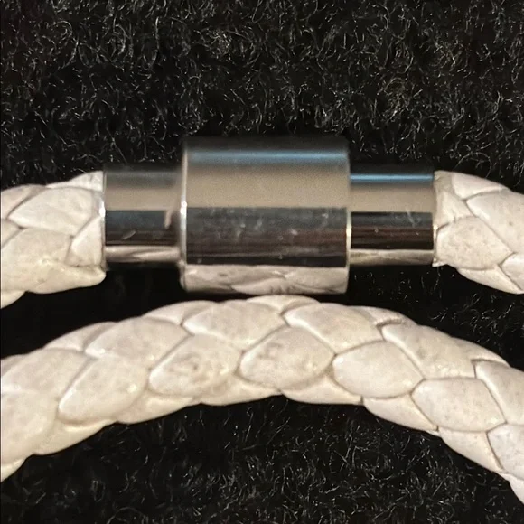 Clinique Braided White Leather Bracelet - Picture 3 of 4